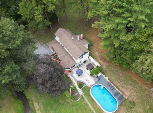 Creekside Farmstead - Pool - Hot Tub - 3 Min to Lake - Pets Allowed