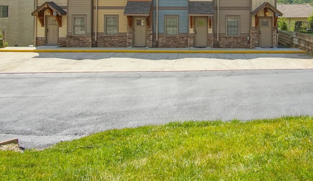 Creekside G28: 2 Story Townhome, 3 bedroom, 3 full Bath, Hot tub on private deck.