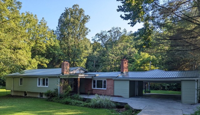 Creekside getaway with firepit-- 40 min from Virginia Tech