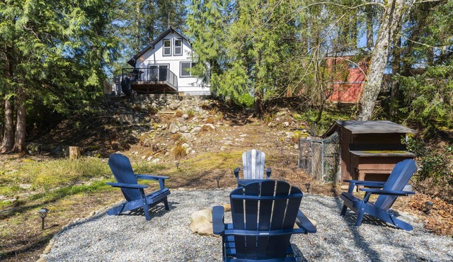 Creekside Getaway HS WiFi, Firepit, Mountain View