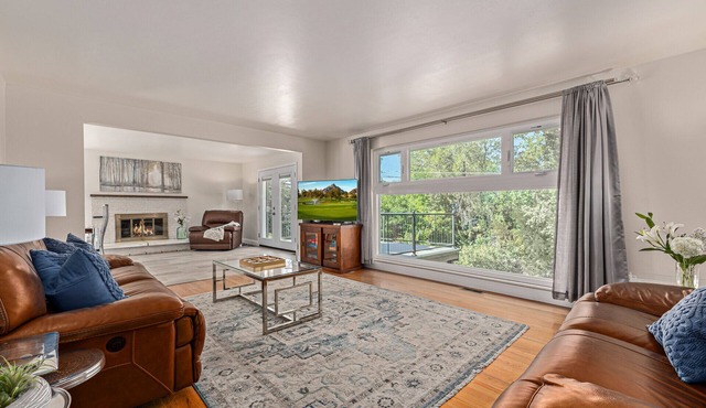 Creekside Getaway Near the City! 4 King beds and 2 queens!