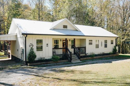 Creekside Getaway - Wineries, Orchards, & Hiking