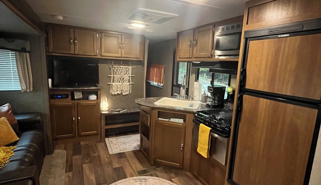 Creekside Hideaway, Cozy 2-bedroom RV, Morgantown, WiFi, Firepit, Hammock,Grill