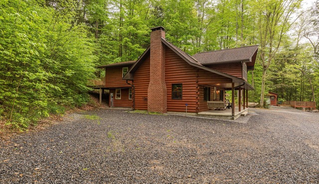 Creekside Hideaway, sleeps 9-10, gorgeous and private setting.