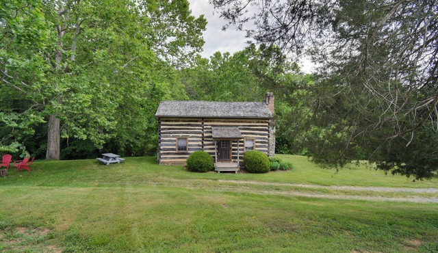Creekside historic log cabin w/modern amenities at historic Wade's Mill