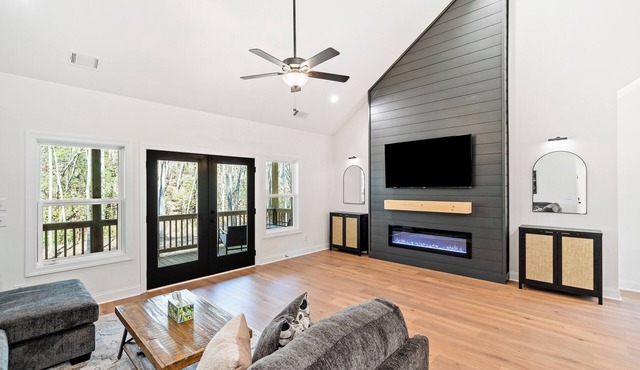 Creekside Holler: Wineries, Cideries, and Luxurious Private Escape