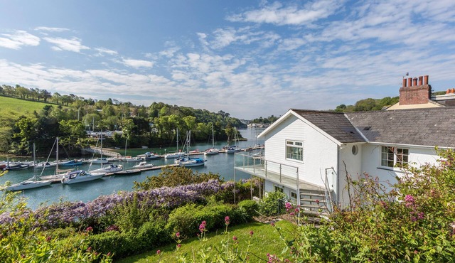 CREEKSIDE HOUSE, pet friendly, with a garden in Fowey