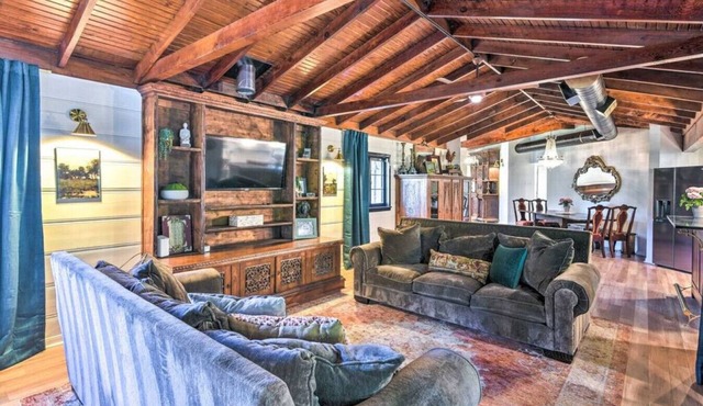 Creekside house with Hot tub on 1 Acre