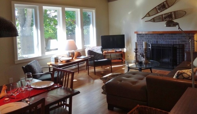 CREEKSIDE HOUSE - Your Private, Family-Friendly 'Home-Away' in the U District