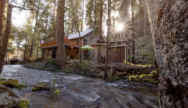 Creekside Lodge Nestled in the Woods with Al Fresco Dining