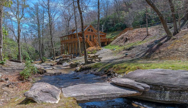CREEKSIDE LOG HOME: NEXT TO CREEK/CLOSE TO TOWN/HOT TUB/TRAILS/PETS OK