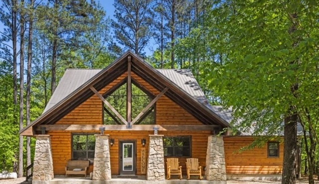 Creekside Luxury Cabin w/Hot Tub Sleeps 12