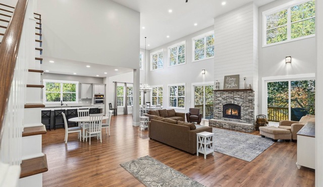Creekside Luxury Retreat on 22 Acres
