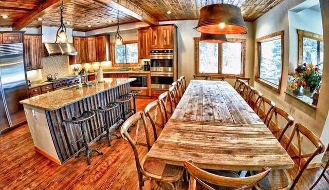 Creekside Luxury Retreat 8BR Walk to Shops, Dining & Shuttle Sleeps 22