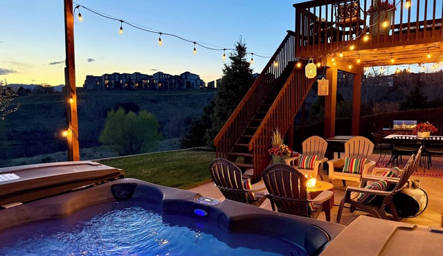 Creekside Mountain View Retreat, Hot Tub, Sleeps 14, 6 Kings, 5 bathrooms