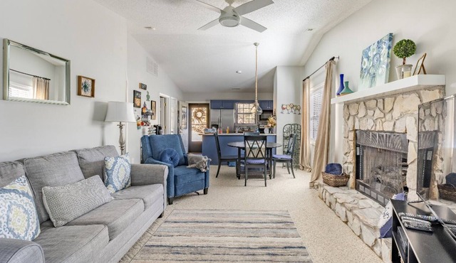 Creekside Mountain Villa in Gated Golf Course Neighborhood, Fireplace, & EV