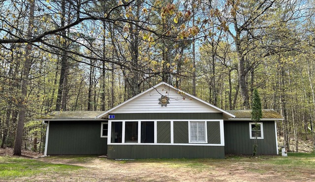 Creekside Oasis ~ Terrific 3-bedroom Cabin in Hazelhurst, Wisconsin