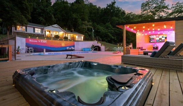 Creekside Oasis w/Pool & Hot Tub near Beaver Lake