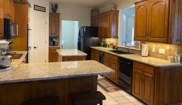 Creekside Oasis with pool & hot tub- 35 minutes from Downtown Dallas/Forth Worth