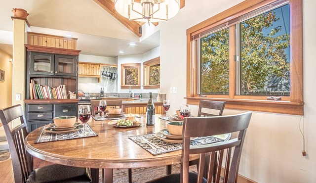 Creekside on Quigley - 3BD Private Home on Trails + Hot Tub