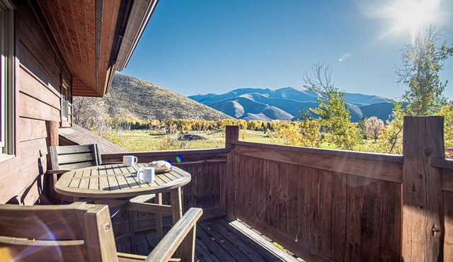 Creekside on Quigley - 3BD Private Home on trails + Hot Tub