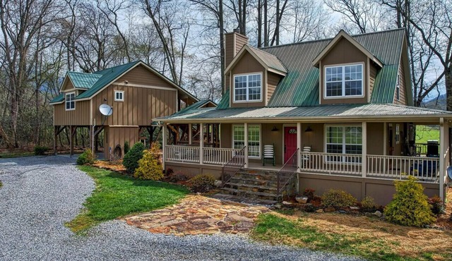 Creekside, pet friendly, wrap-around porch, minutes to downtown Hayesville!