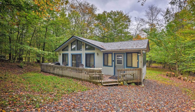 Creekside Poconos Cabin - Gouldsboro St Park 3 Mi!