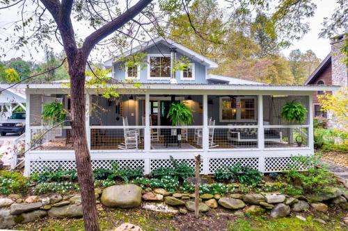 Creekside Quarters, Modern Farmhouse, Deep Creek your Backyard Oasis, Hot Tub, Covered Porch, Ping Pong, Fire Pit, Outdoor Games, Close to Town & Entrance to National Park