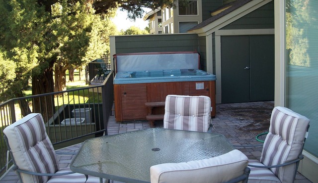 Creekside Retreat-1 Block to Splash Park and Pool, Private Hot tub