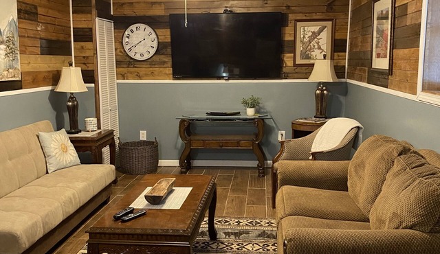 Creekside Retreat, 3 bedroom, Large parking, Picnic area. Across from Trail 14