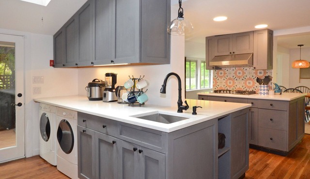 CREEKSIDE RETREAT, Pvt. Quiet, WiFi, TV, Hot Tub, Fireplace, Fire Pit, Dog Run