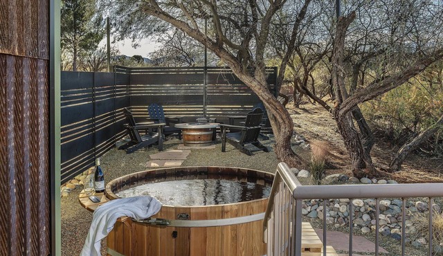 Creekside sanctuary for families and friends on 2.6 acres. Secret bookshelf door, cedar hot tub, fire pit, Oak Creek trail. 4BR sleeps 9. Wine country doorstep, Sedona red rocks 25 min.