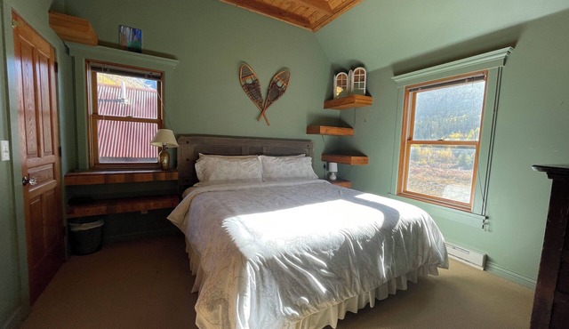 Creekside Side Pet Friendly Retreat