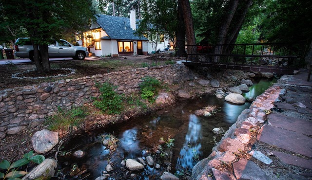 Creekside, steps to the Broadmoor, close to Zoo, Seven Falls, hike from house