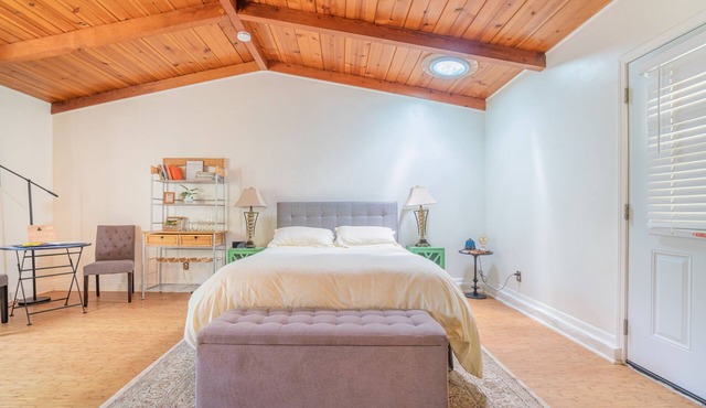 Creekside Studio - 1 bed/1 bath