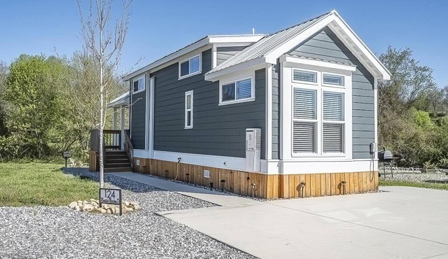 Creekside Tiny Home - 10 Minutes to Blue Ridge