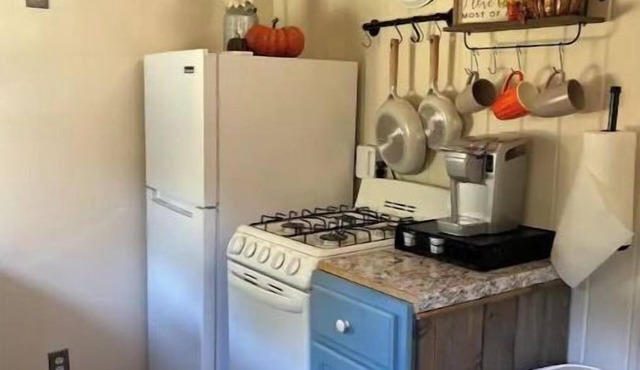 Creekside tiny villa, Fenced, dog friendly, 3 miles to Clayton