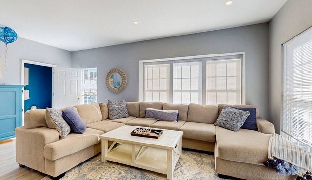 Creekside townhouse with patio, grill & community pool - pet friendly
