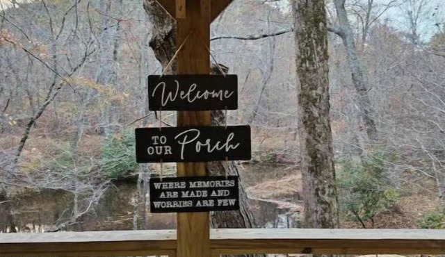 Creekside treehouse. with hot tub.