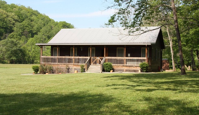 Creekside with a relaxing hot tub/fire pit/grill; close to Casino/GSNP