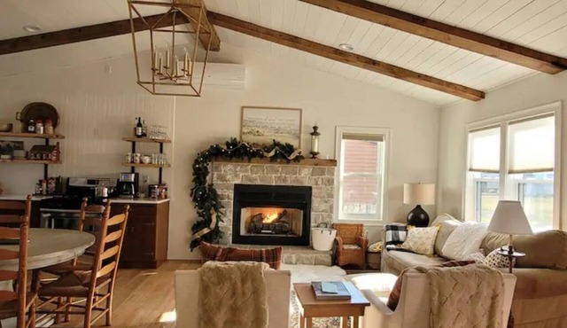 Creekside With Hot Tub, Gas Fireplace, Fishing, Minutes to Downtown and Omni Spa