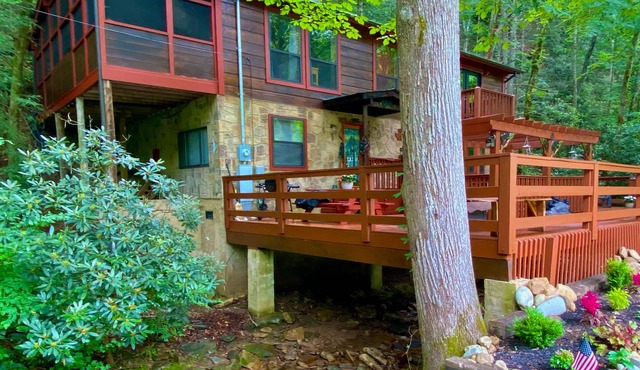 Creeksong Hollow: Free Attraction Tickets, Hot Tub, Walk to Pool & Beautiful Creek View