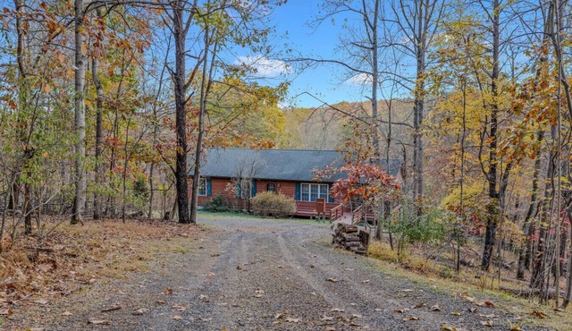 Creekview Cabin - hot tub, pets, grill, wifi, screen porch, fire ring
