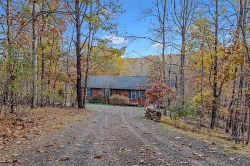 Creekview Cabin - Hot Tub, EV Station, Pet Friendly, Screen Porch, Wifi, Grill, Fire Pit, Deck, Family Friendly, Game Room, King Bed