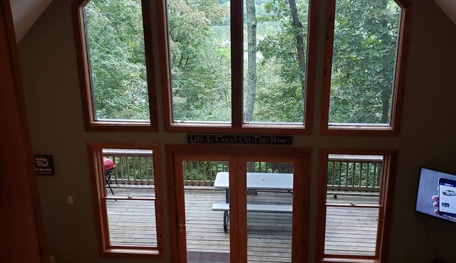 Creekview Cabin overlooking Deer Creek at Rocky Point with (WI-FI)
