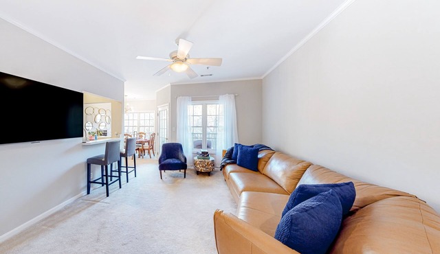 Creekwood condo with on-site pool & balcony - near shopping/dining