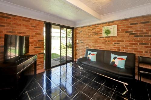 Creel At Hat Head - 8 Hutcheson Street