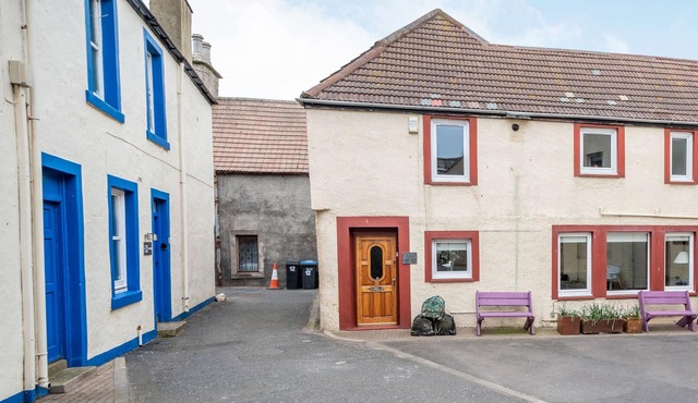 CREEL COTTAGE, pet friendly, character holiday cottage in Eyemouth