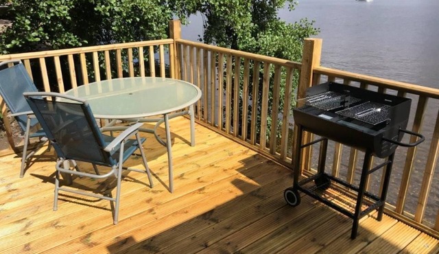 Creinch Lodge-Sleeps 2 - sleeps 2 guests in 1 bedroom