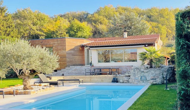 Crémieu, calm and relaxation, 2 steps from the center.